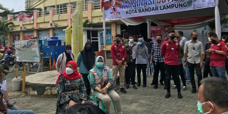 Walikota Bandar Lampung Tinjau Vaksinasi Covid-19 di  Pasar Bambu Kuning