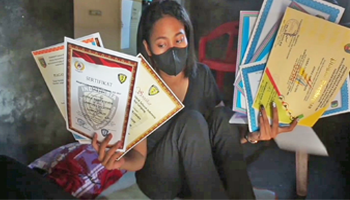 Sulit Dapat Pekerjaan, Mantan Atlet Bantu Ibunya Bertani di Sawah