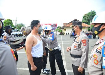 Upacara PTDH, Seragam Polisi Bripka IS Dicopot
