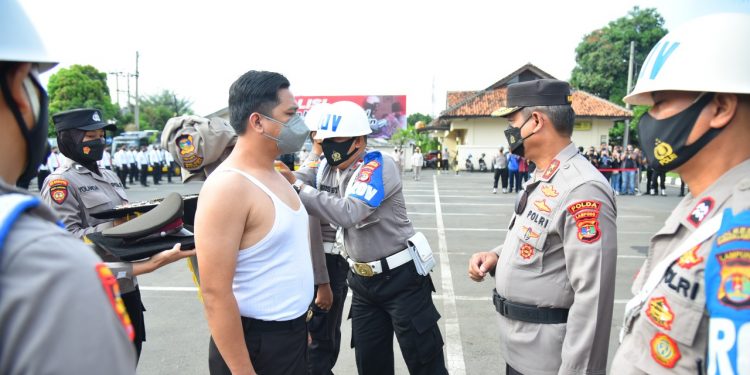 Upacara PTDH, Seragam Polisi Bripka IS Dicopot