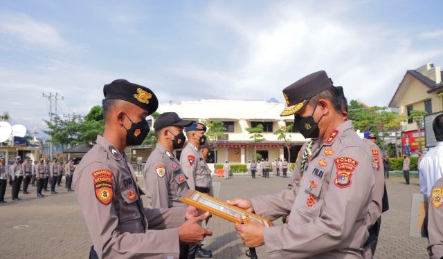 Kapolda Lampung Berikan Reward Kepada 149 Anggota Berprestasi