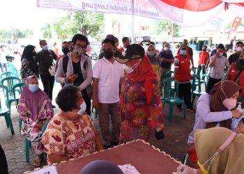 Kejar Target Vaksinasi, Walikota Eva Dwiana Datangi Pusat Keramaian