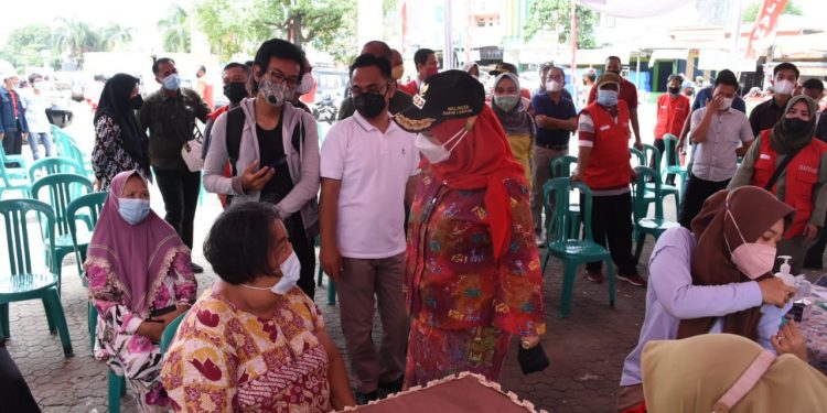 Kejar Target Vaksinasi, Walikota Eva Dwiana Datangi Pusat Keramaian