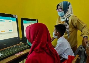 Nominator ASN Inspiratif Dra. Uniroh Dampingi Siswa Nonformal Ujian AKM