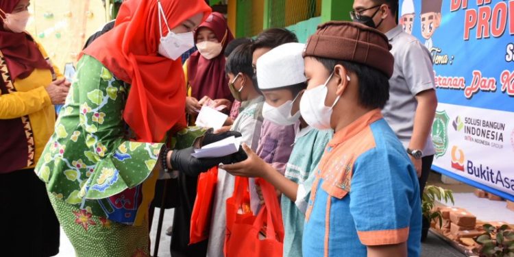 Peringati Hari Ibu, Walikota Bandar Lampung Buka Khitanan Massal Bundo Kanduang
