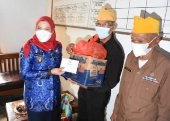 Peringati  Hari Pahlawan, Wali Kota Eva Dwiana Berikan Tali Asih Para Veteran