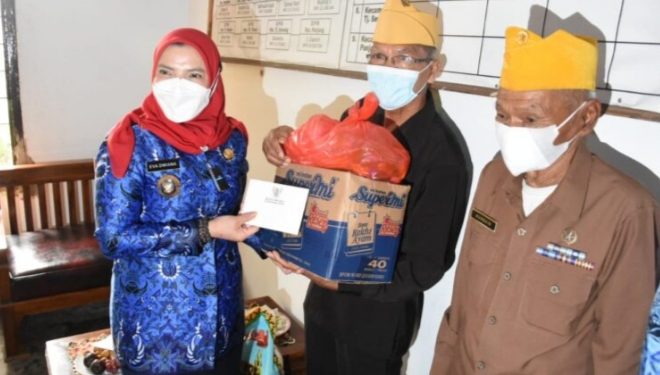 Peringati  Hari Pahlawan, Wali Kota Eva Dwiana Berikan Tali Asih Para Veteran