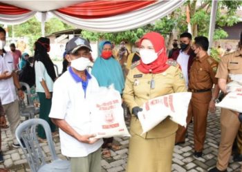 Walikota Bandar Lampung Salurkan Bantuan 3.475 Karung Beras untuk Warga Panjang