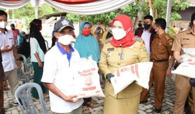 Walikota Bandar Lampung Salurkan Bantuan 3.475 Karung Beras untuk Warga Panjang