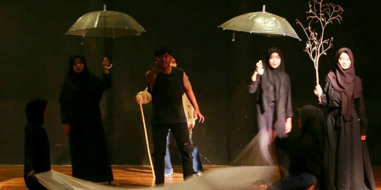 Pertunjukan Teater Tiga Lakon Mahasiswa FKIP Unila Jadi Penilaian UAS