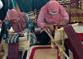 Lestarikan Kain Tapis, UBL Latih Para Penapis Pemula