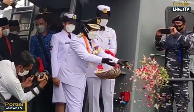 Hari Pahlawan, Walikota Eva Dwiana Tabur Bunga di Laut