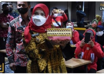 Walikota Bandar Lampung Buka Pelatihan Kreasi Souvernir Tapis dan Olahan Kue