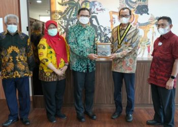 Rektor ITERA Serahkan Penghargaan Adi Karsa Madya kepada Dirjen Dikti