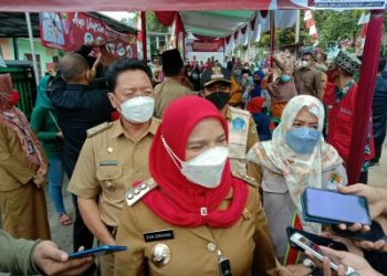 Pemkot Bagikan 1.052 Sembako pada Warga Sekitar TPA Bakung