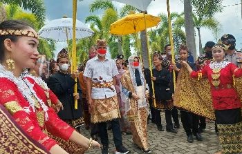 Disambut Masyarakat Pesawaran,  Ganjar Apresiasi Adat Lampung