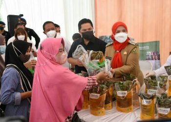 Warga Serbu Pasar Murah Minyak Goreng PTPN VII