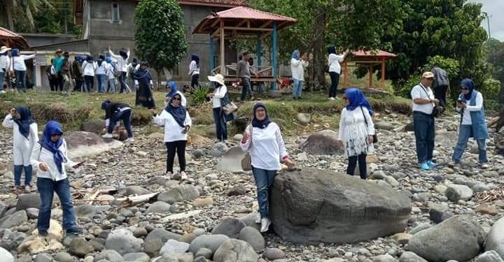 Comunity de Roses & PPHSI Nikmati Keindahan Alam Pesisir Barat