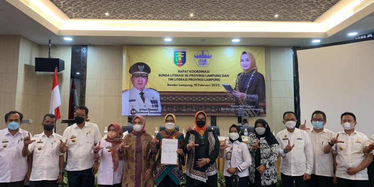 Rektor UMITRA Presentasi Literasi Untuk Kesejahteraan Warga Lampung