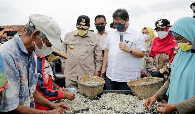 Gubernur Arinal Bersama Menko Airlangga Berdialog dengan Pelaku UMKM Pengelolaan Ikan Asin di Pulau Pasaran