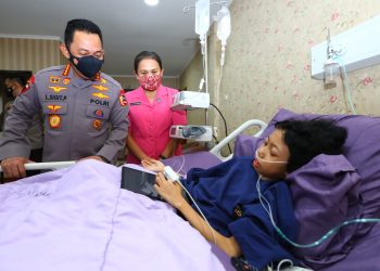 Kapolri Jenguk Sinta Aulia Anak yang Sakit Tumor Kaki