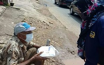 Komunitas Super Mentoring Berbagi 125 Paket Nasi