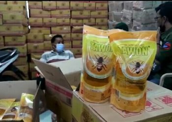 Ratusan Warga Antri di Rumah Distributor Minyak Goreng Sukamenanti