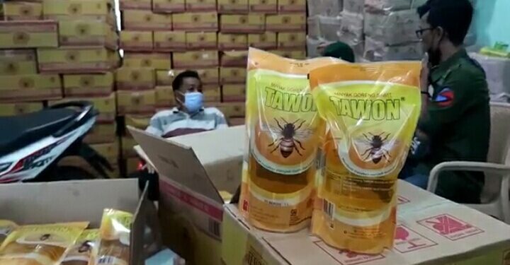 Ratusan Warga Antri di Rumah Distributor Minyak Goreng Sukamenanti