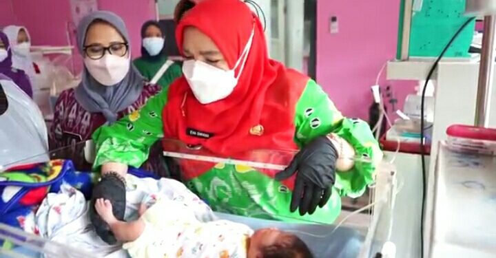 Walikota Eva Beri Nama “Bintang” Bayi Yang Dibuang Orangtuanya di Semak-Semak