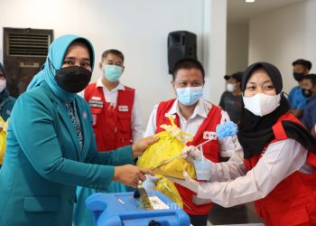 Riana Sari Tinjau Pelaksanaan Vaksinasi Booster Covid-19 dan Bagikan Bingkisan kepada Masyarakat