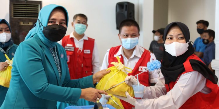 Riana Sari Tinjau Pelaksanaan Vaksinasi Booster Covid-19 dan Bagikan Bingkisan kepada Masyarakat