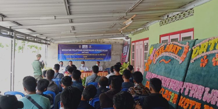 26 Warga Binaan Bapas Kota Metro Ikuti Pelatihan Merangkai Papan Bunga