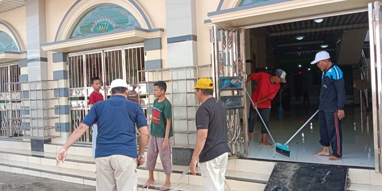 Jelang Ramadhan 2022, Warga Sepang Jaya Bandar Lampung Bersih-Bersih Masjid Baitunnur