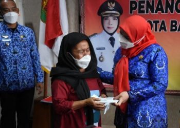 Walikota Eva Beri Santunan Kepada Istri Korban yang Meninggal Tertimpa Rumah Ambruk