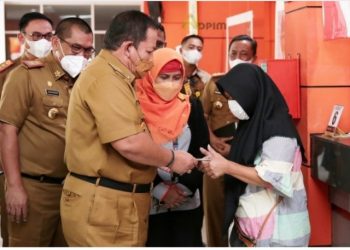 Gubernur Arinal Djunaidi Serahkan Bantuan Sembako Tunai Intuk 297.525 Keluarga