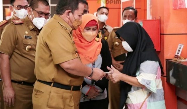 Gubernur Arinal Djunaidi Serahkan Bantuan Sembako Tunai Intuk 297.525 Keluarga