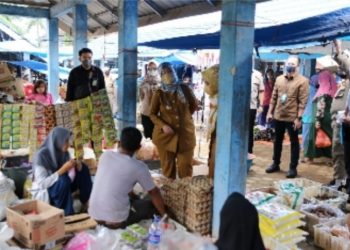 Wagub Chusnunia Tinjau Operasi Pasar Minyak Goreng Di Pasar Bumi Agung  Tigeneneng
