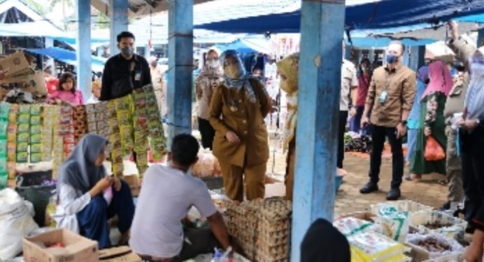 Wagub Chusnunia Tinjau Operasi Pasar Minyak Goreng Di Pasar Bumi Agung  Tigeneneng