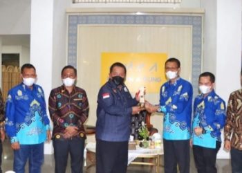 Gubernur Arinal Djunaidi Terima Penghargaan Inisiator Olahraga Indonesia 2022