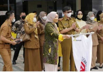 Riana Sari Arinal Lepas Perancang Busana Perwakilan Lampung untuk Mengikuti Pelatihan Di Jawa Tengah