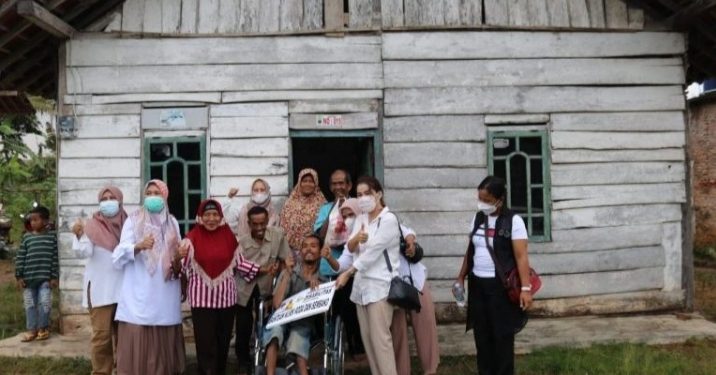 Pengurus Komunitas Disabilitas Provinsi Lampung Salurkan Bantuan Kursi Roda