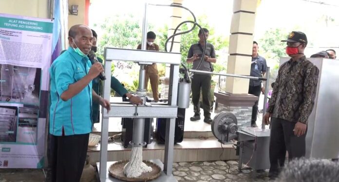 Unila Serahkan Mesin Pengering dan Pencetak Mie kepada Pemkab Tubaba