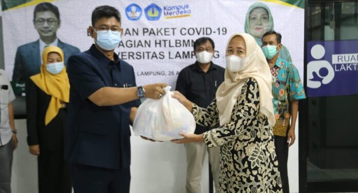 Unila Bagikan 350 Paket Sembako Kepada Pegawai HTLBMNU