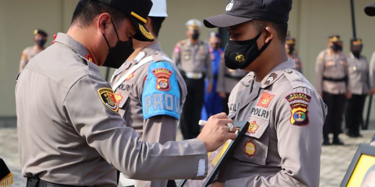AKBP Edwin Pimpin Upacara Pemberian Pengharagaan Dan PTDH Kepada Personil Polres Lamsel