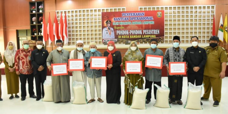 Walikota Eva Dwiana Beri Bantuan 2,15 Miliar Kepada 86 Ponpes Di Bandar Lampung