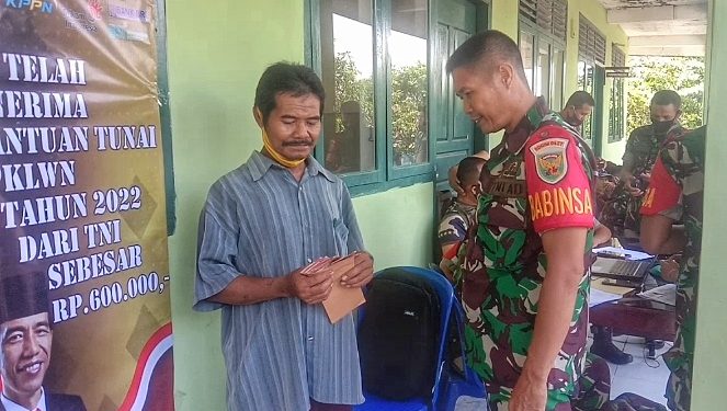 Kodim 0427/Way Kanan Salurkan Bantuan Modal ke PKL dan Nelayan