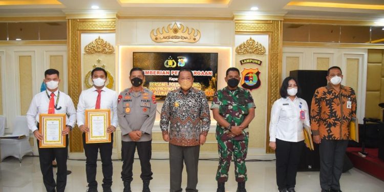 Gubernur Lampung Beri Penghargaan Personil Polda Lampung, Dirjen Beacukai dan BNNP Lampung