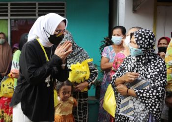 Riana Sari Arinal Serahkan Bantuan Sembako untuk Nelayan dan Masyarakat Teluk Betung Selatan