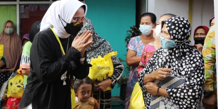 Riana Sari Arinal Serahkan Bantuan Sembako untuk Nelayan dan Masyarakat Teluk Betung Selatan