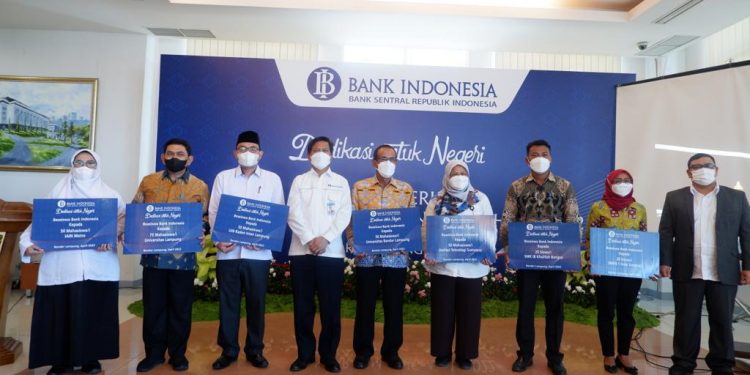 BI Lampung Berikan Beasiswa Bagi 315 Mahasiswa dan Pelajar